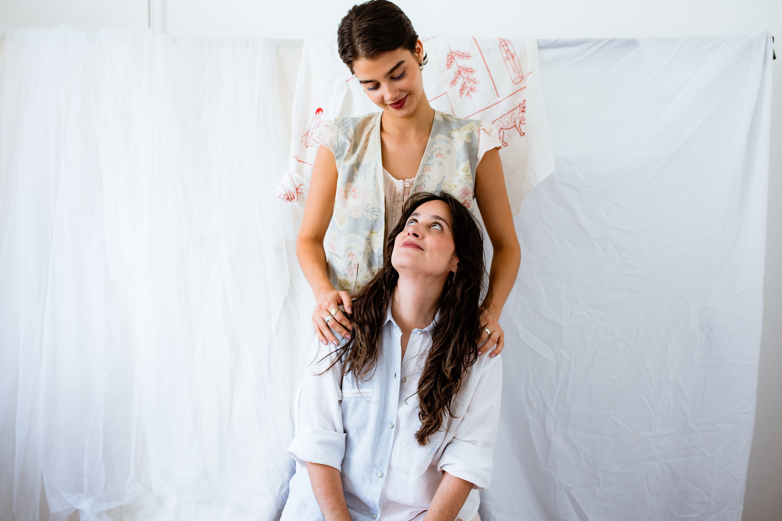 Foto de divulgação do single "Bordados" - Crédito: Laura Camarano